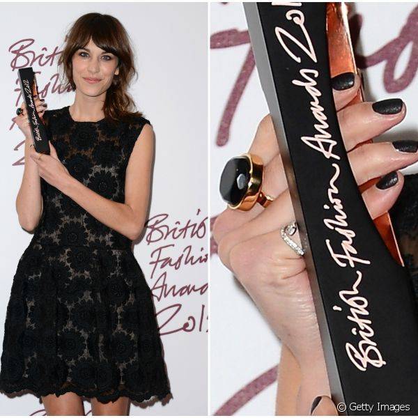 Alexa Chung adora uma novidade e foi receber seu pr?mio de celebridade mais estilosa de 2012 com o efeito couro nas unhas